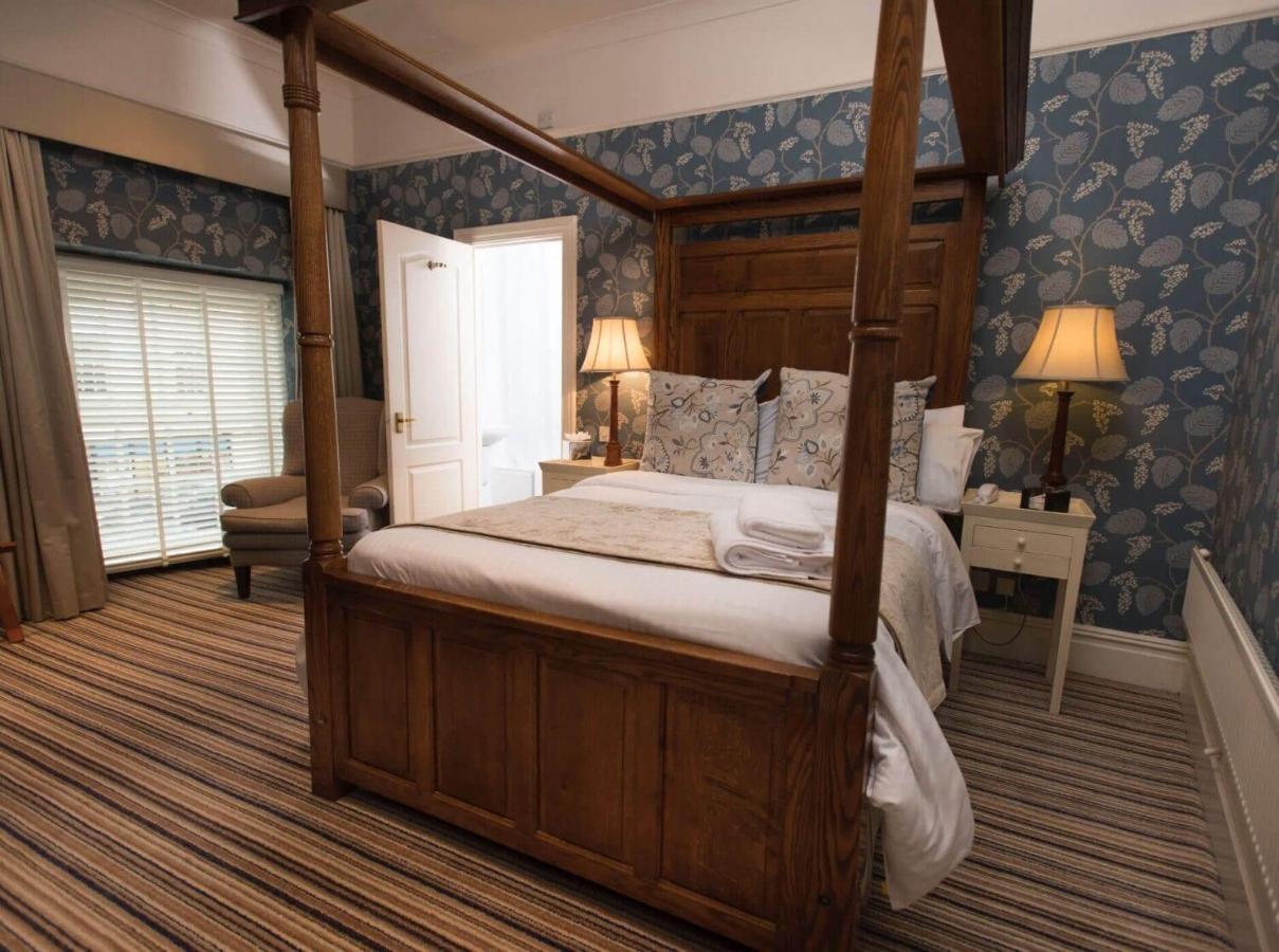 The Bear, Cowbridge Hotel Bagian luar foto
