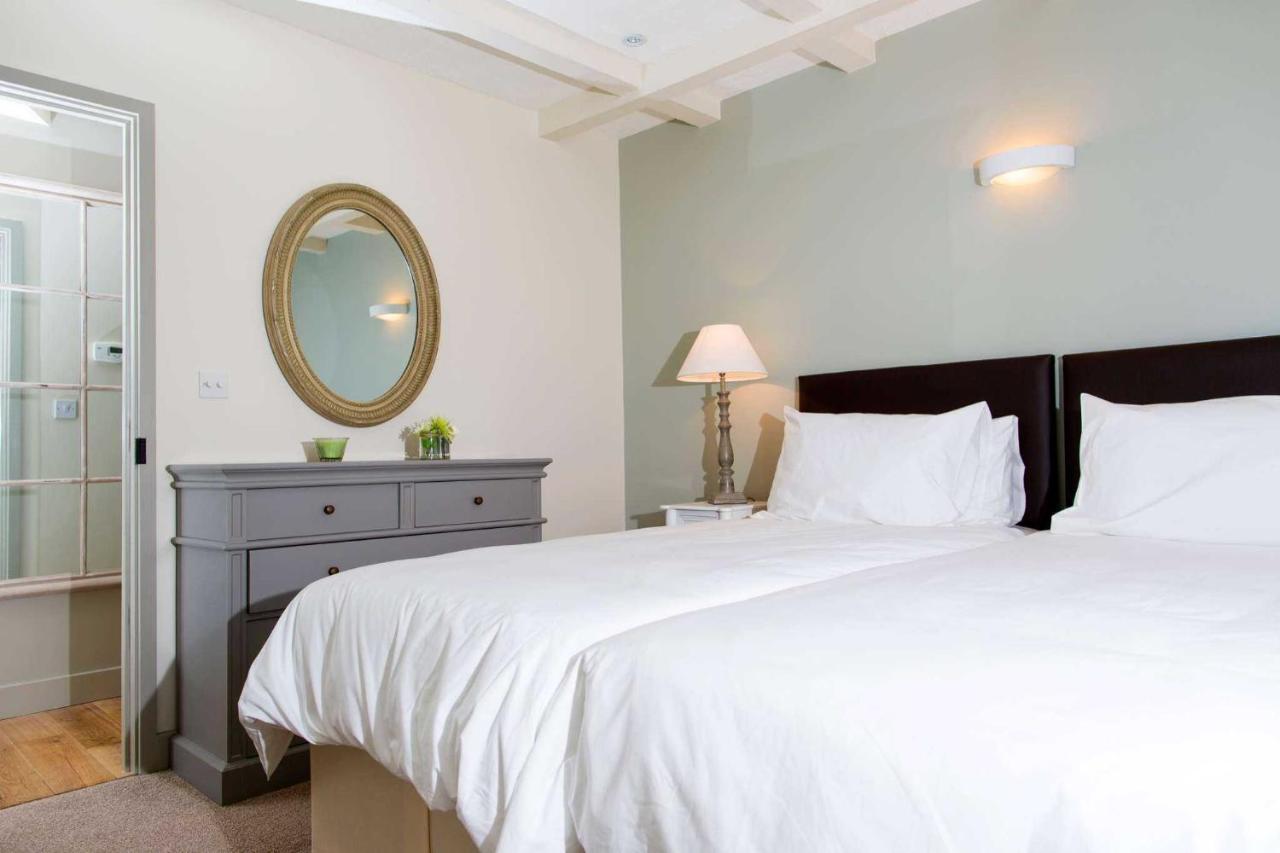 The Bear, Cowbridge Hotel Bagian luar foto