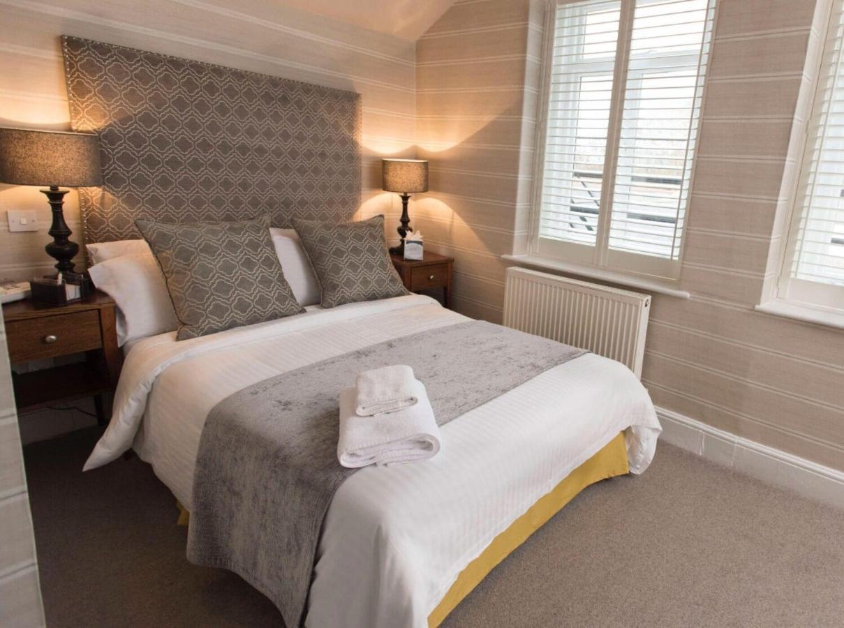 The Bear, Cowbridge Hotel Bagian luar foto