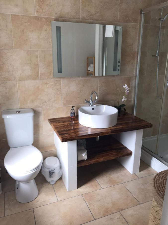 The Bear, Cowbridge Hotel Bagian luar foto