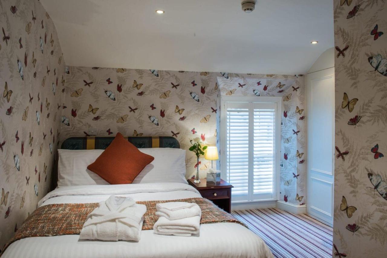 The Bear, Cowbridge Hotel Bagian luar foto