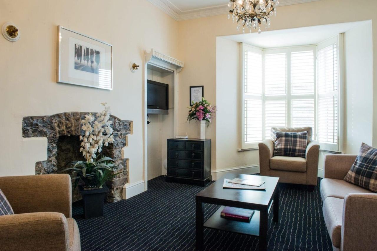 The Bear, Cowbridge Hotel Bagian luar foto