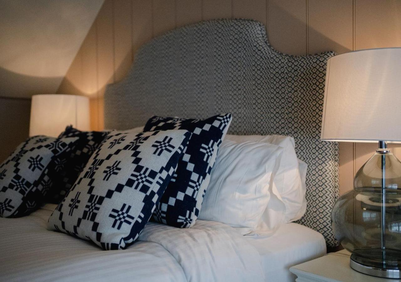 The Bear, Cowbridge Hotel Bagian luar foto