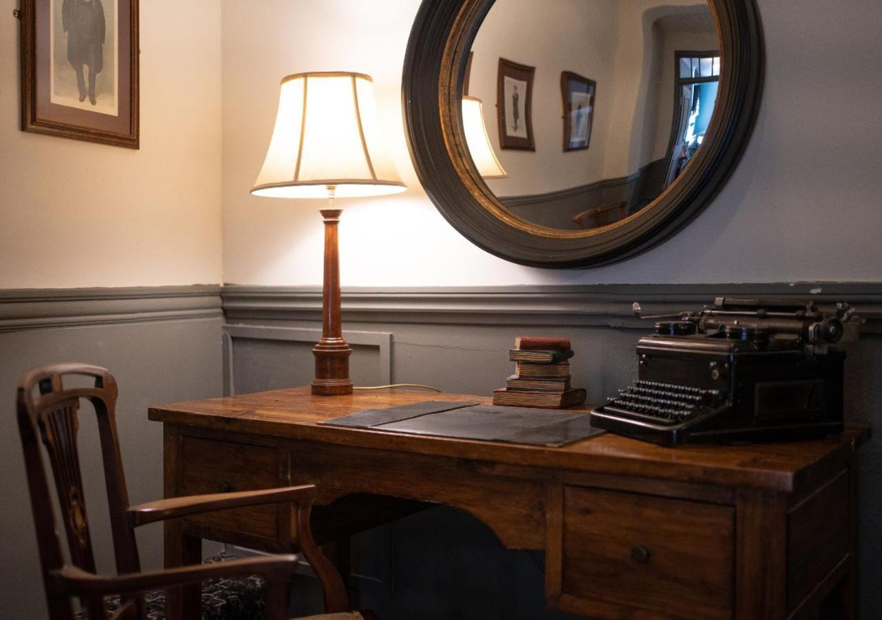 The Bear, Cowbridge Hotel Bagian luar foto