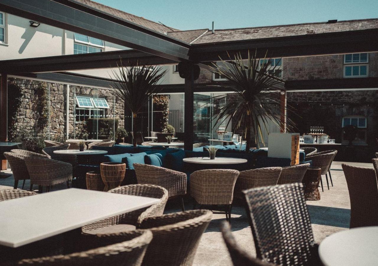 The Bear, Cowbridge Hotel Bagian luar foto
