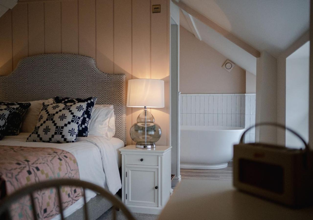 The Bear, Cowbridge Hotel Bagian luar foto