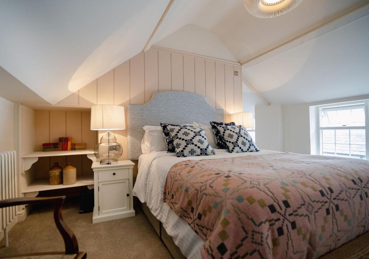 The Bear, Cowbridge Hotel Bagian luar foto