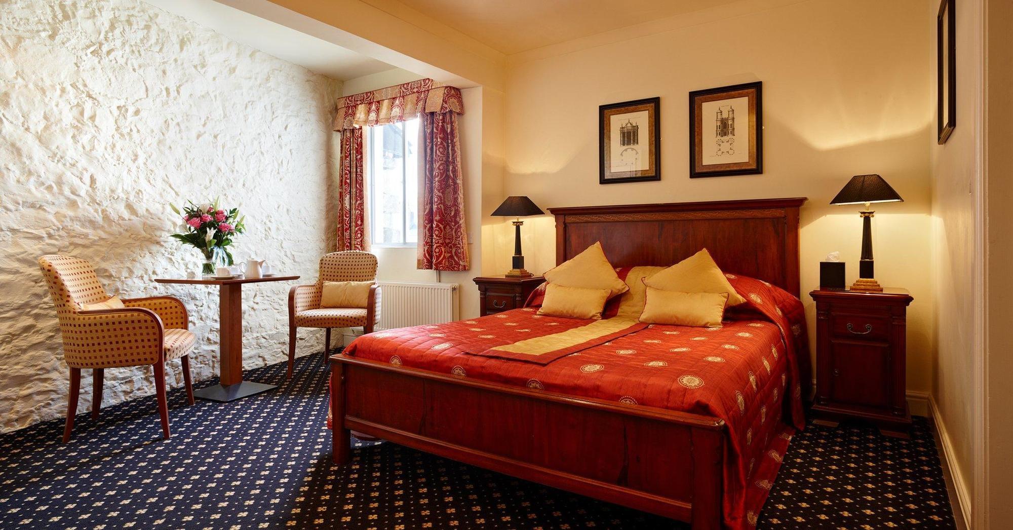 The Bear, Cowbridge Hotel Bagian luar foto