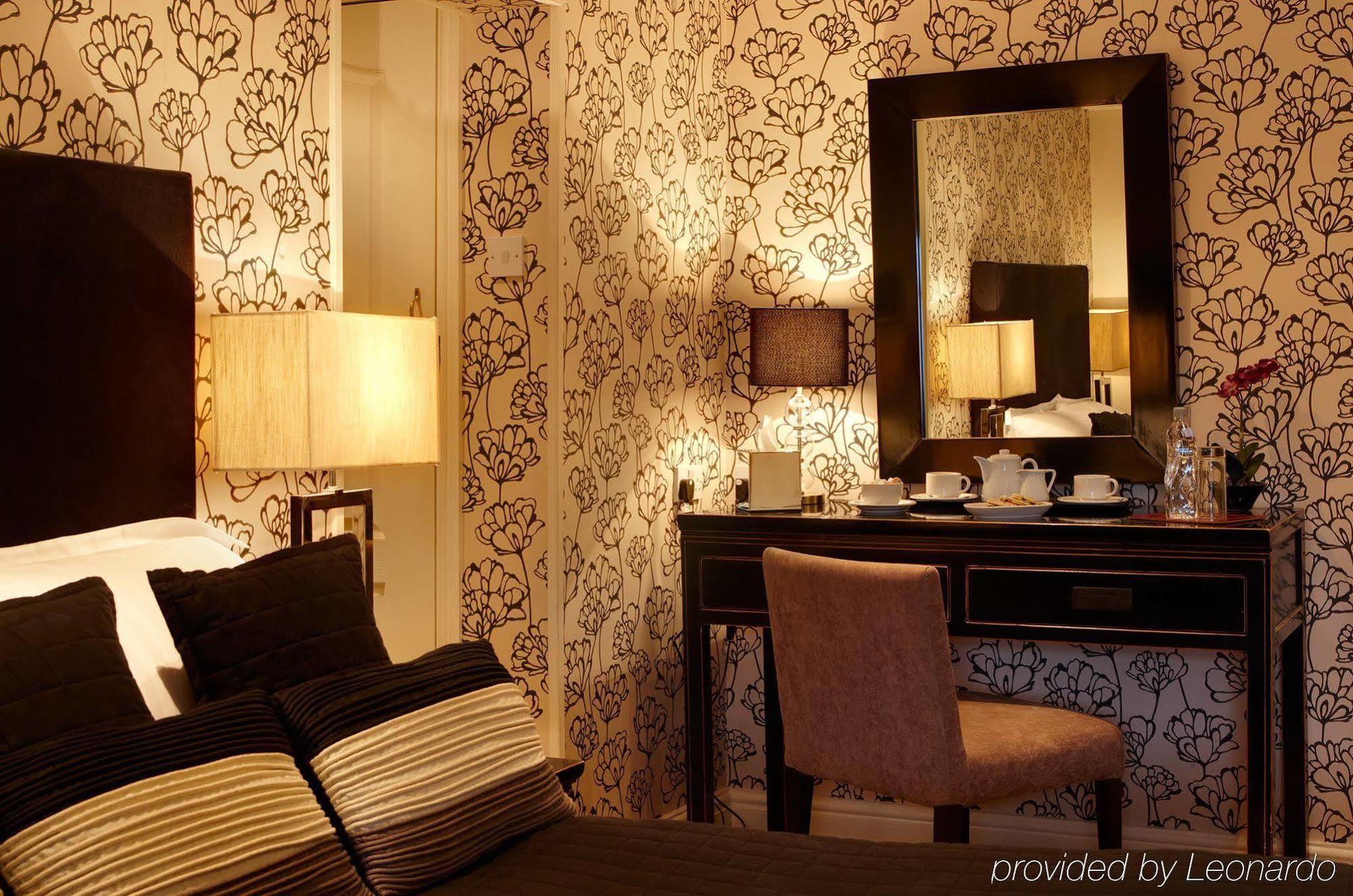 The Bear, Cowbridge Hotel Bagian luar foto