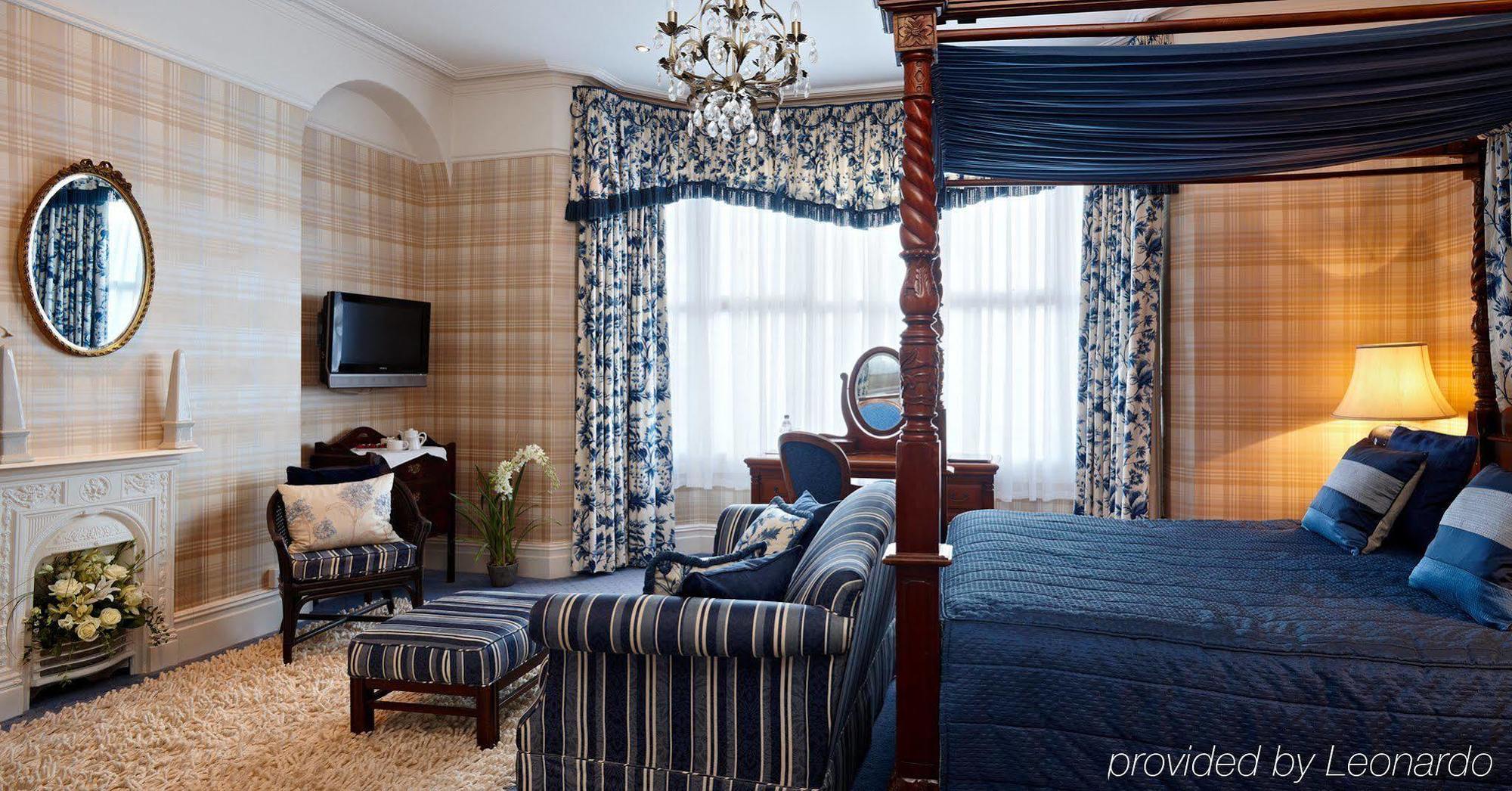 The Bear, Cowbridge Hotel Bagian luar foto