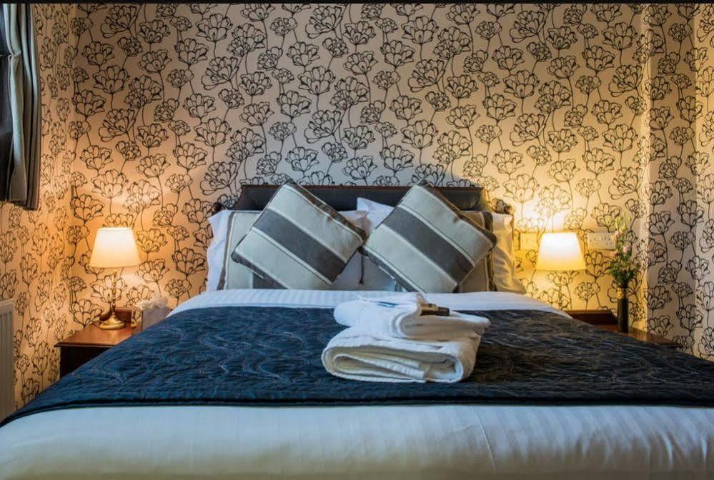 The Bear, Cowbridge Hotel Bagian luar foto