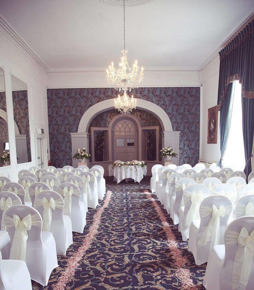 The Bear, Cowbridge Hotel Bagian luar foto
