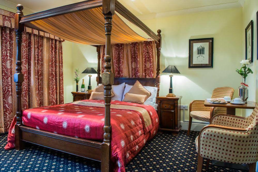 The Bear, Cowbridge Hotel Bagian luar foto