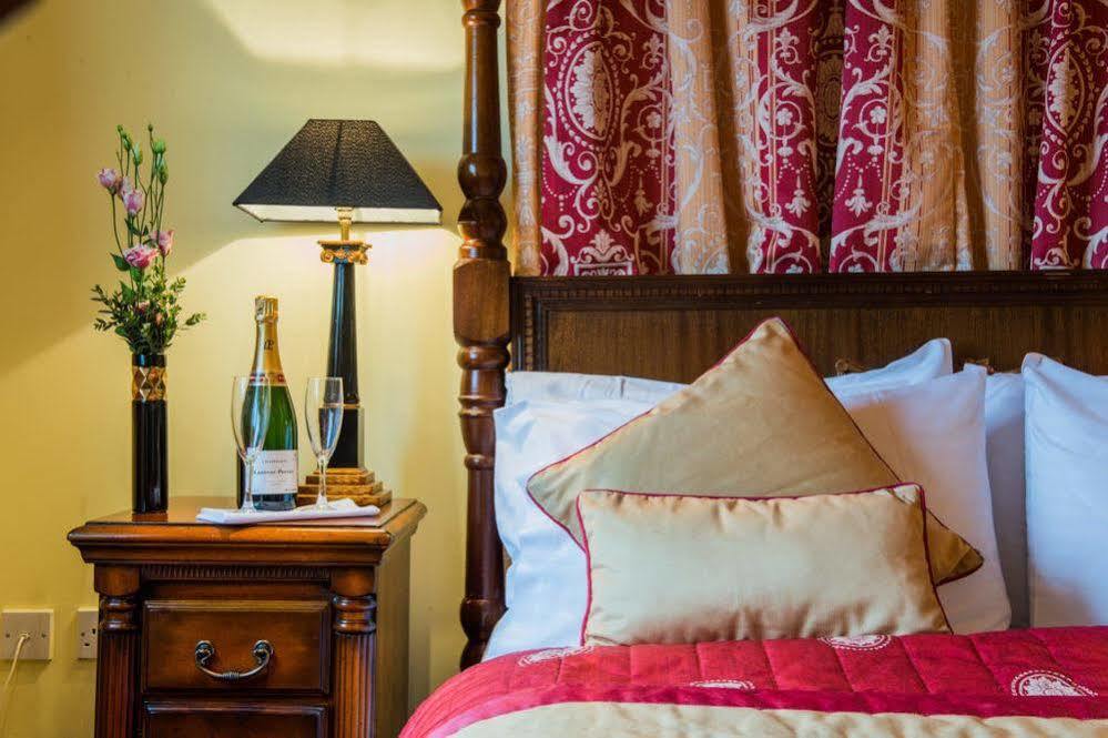The Bear, Cowbridge Hotel Bagian luar foto