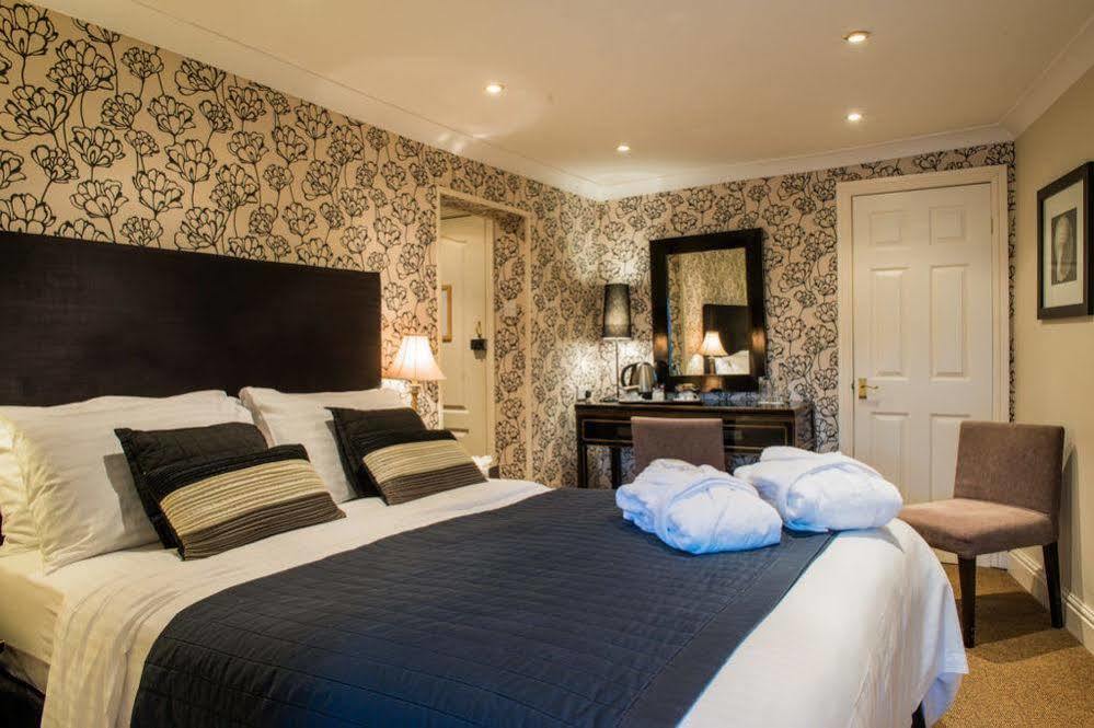The Bear, Cowbridge Hotel Bagian luar foto