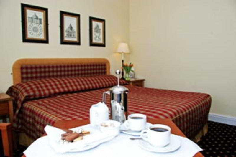 The Bear, Cowbridge Hotel Bagian luar foto
